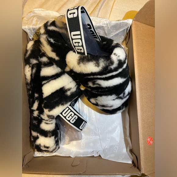 Uggs furry slides size 6 - Picture 3 of 3